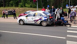 WRC etapas Lietuvoje: Vytautas &Scaron;vedas nusilaužė ratą. Andriaus K. nuotr.