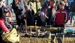 Ukrainietis tėvas rodo sūnui gilzę, parvežtą i&scaron; Rytų Ukrainos.