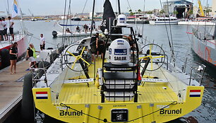 Roką Milevičių į regatą "Volvo Ocean Race" i&scaron;lydėjo minia lietuvių, tėvai ir draugė Erika 2014 m. spalio 11 d. 