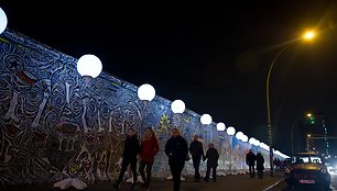 Meno projektas „Lichtgrenze 2014“ („Šviesos siena 2014“): Berlyną nušvietė 8000 baltų šviestuvų