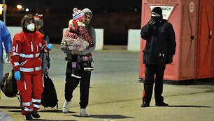 I&scaron;gelbėti įgulos palikto nelegalų laivo &bdquo;Ezadeen&ldquo; keleiviai  2015 m. sausio 03 d. 