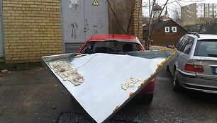 Vilniuje automobilį perskrodė nuo stogo nukritusi skarda