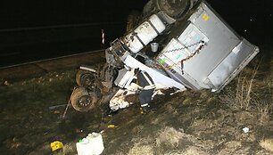 Nakties avarija ties Kryžkalniu: baltarusio vilkikas pateko į plikledžio spąstus 2015 m. sausio 04 d. 