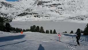 Slidinėjimas Austrijos Išgle (Ischgl): Galtüre kelios trasos nubėga link užtvenkto ežero. 