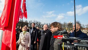 Benediktas Vanagas Vilniaus Luki&scaron;kių aik&scaron;tėje i&scaron;kėlė istorinę Lietuvos vėliavą