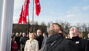 Benediktas Vanagas Vilniaus Luki&scaron;kių aik&scaron;tėje i&scaron;kėlė istorinę Lietuvos vėliavą