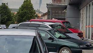 Radvili&scaron;kyje pastebėtas viesulas (Ieva Raižienė)
