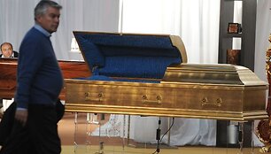 24 karatų auksu dengtas karstas su ry&scaron;io sistema