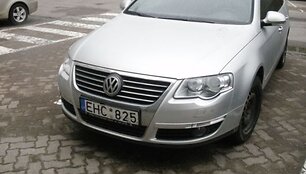 J.Veselkos automobilis prie Seimo rūmų