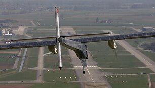 Saulės energija varomas lėktuvas