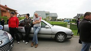 Po teismo sprendimo kauniečiai apsupo Kedžių namus
