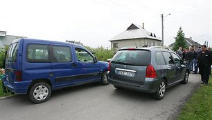 Po teismo sprendimo kauniečiai apsupo Kedžių namus