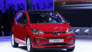 Linksmas i&scaron;puolis prie&scaron; &bdquo;Volkswagen&ldquo; Ženevos parodoje