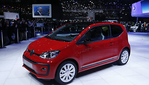 Linksmas i&scaron;puolis prie&scaron; &bdquo;Volkswagen&ldquo; Ženevos parodoje