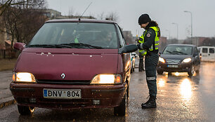 Policijos pareigūnai Utenos moterims įteikė gėlių