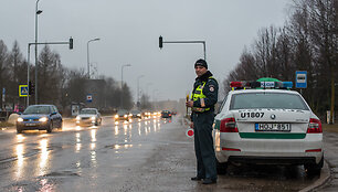 Policijos pareigūnai Utenos moterims įteikė gėlių