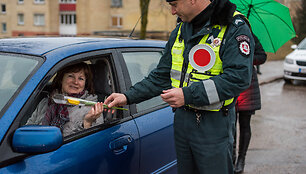 Policijos pareigūnai Utenos moterims įteikė gėlių