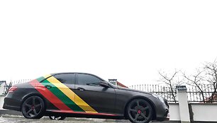 Kovo 11-ąją vilniečius stebino prabangus &bdquo;Mercedes&ldquo; su Vyčiu