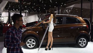 Pekino automobilių parodą puo&scaron;ia merginos