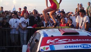 Erikos striptizas ant nugalėtojų automobilio