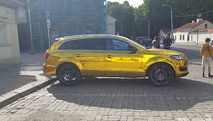Auksinės spalvos „Audi Q7“
