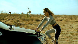 Modelis Bar Refaeli „Buick“ reklamoje 