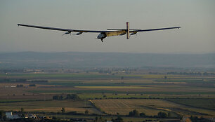 &bdquo;Solar Impulse&ldquo; sėkmingai nusileido Sevilijoje, Ispanijoje