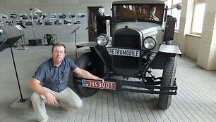 Asoc. &bdquo;Retromobile&ldquo; prezidentas Ramūnas Kardelis prie istorinės tr.priemonės GAZ MM, 1943 m.