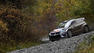  Sebastienas Ogier su &scaron;turmanu Julienu Ingrassia džiaugiasi pergale