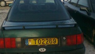 Fotopolicija. Taksi automobilis Ukmergėje pėsčiųjų kelyje