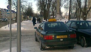 Fotopolicija. Taksi automobilis Ukmergėje pėsčiųjų kelyje
