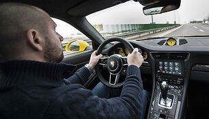 Kas bendra tarp sporti&scaron;ko &bdquo;Porsche 911 Carrera 4S&ldquo; ir traktoriaus &bdquo;John Deere&ldquo;?