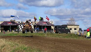 Motokroso, enduro ir keturračių meistrai &scaron;alia Vievio esančioje &bdquo;Crazy Ferma&ldquo; trasoje pradėjo varžybų sezoną.