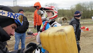 Motokroso, enduro ir keturračių meistrai &scaron;alia Vievio esančioje &bdquo;Crazy Ferma&ldquo; trasoje pradėjo varžybų sezoną.
