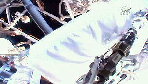 Astronautė Peggy Whitson ir kosmoso naujokas Jackas Fischeris i&scaron;ėjo į atvirą kosmosą
