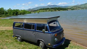 Elektrinis „Volkswagen T2“: didžiulė saulės baterija ant ratų