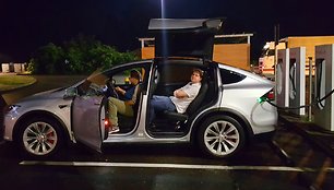 „Tesla Model X“ bandomieji važiavimai