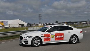 Lenktynių „Rescue car“ oficialiai tituluojamas „Jaguar F-Pace“, o „Safety car“ – „Jaguar XF“