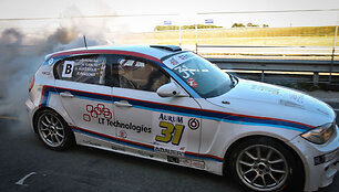 Dūmai: užsidegė &bdquo;AEGN racing&ldquo; komandos BMW