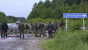 Nepataikęs į Petrozavodsko oro uostą Rusijoje sudužo keleivinis lėktuvas Tu-134