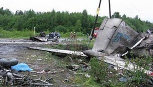 Nepataikęs į Petrozavodsko oro uostą Rusijoje sudužo keleivinis lėktuvas Tu-134