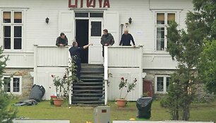 Utojos saloje (Norvegija) dirba policija ir narai