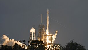 &bdquo;SpaceX&ldquo; sėkmingai paleido ir nutupdė jau panaudotą raketą