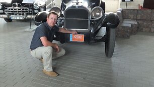 R.Kardelis prie pirmojo istorinio automobilio