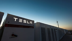 Elonas Muskas pastatė didžiausią pasaulyje akumuliatorių &bdquo;Tesla Powerpack&ldquo;