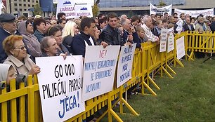 Lenkų protesto mitingas prie Lietuvos respublikos Seimo