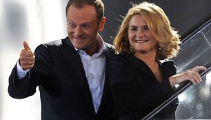 Donaldas Tuskas džiaugiasi pergale rinkimuose