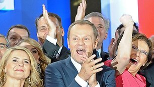 Donaldas Tuskas džiaugiasi pergale rinkimuose