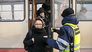 Arbatos dalijimo akcija Vilniaus vie&scaron;ajame transporte