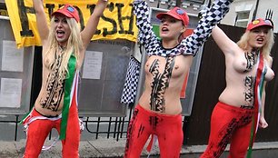 „Femen“ aktyvistės Silvio Berlusconi išlydėjo nuogomis krūtinėmis